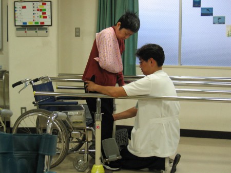 ＰＴの齋藤先生・・車椅子方の立ち上がり